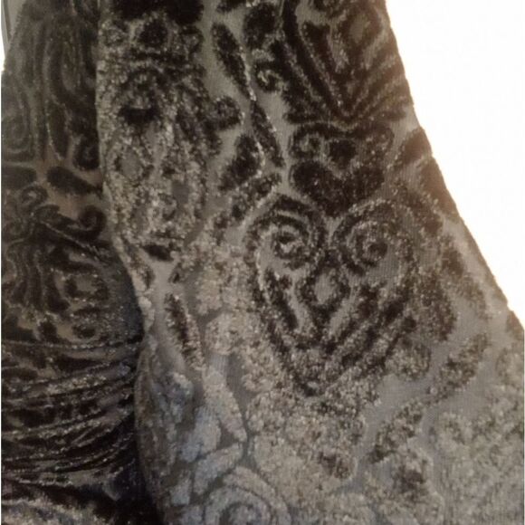 Velvet top (no measurements sorry) - Picture 8 of 16